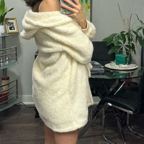 [SOLD] White Fluffy soft cloud robe lounging - Picture 5 of 5
